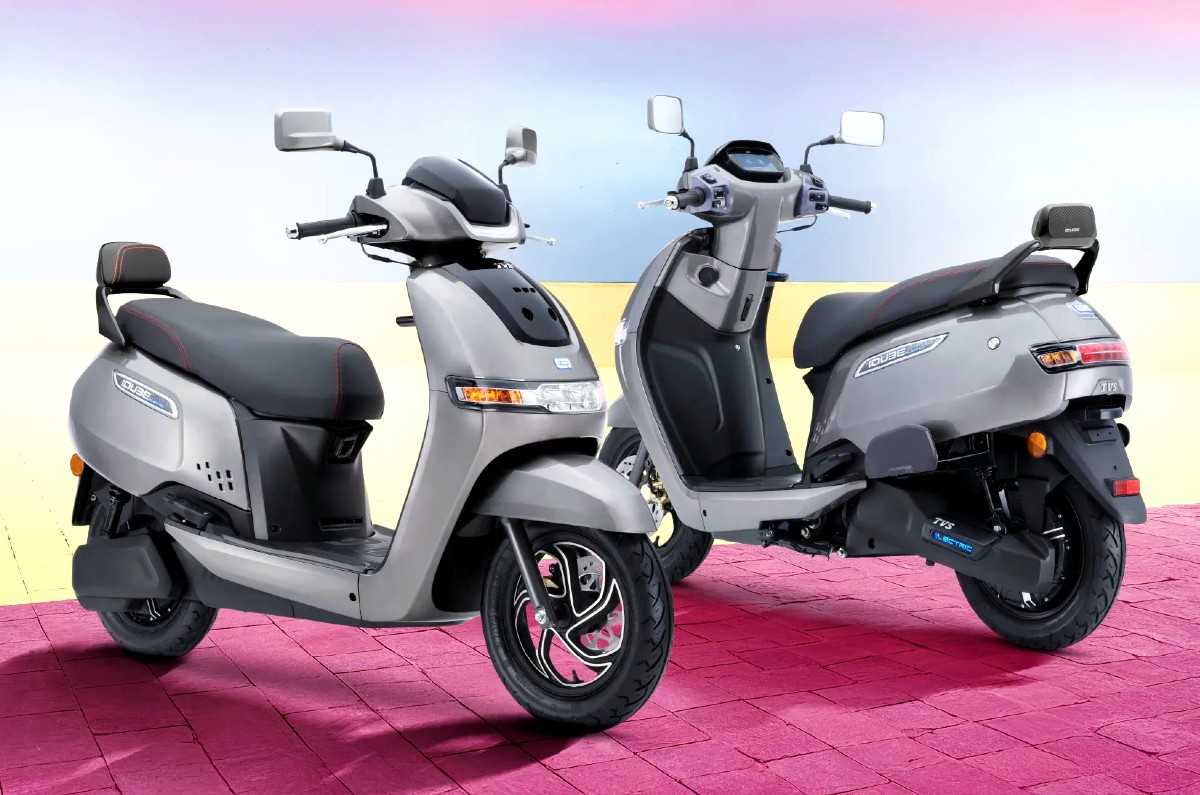 TVS iQube 3.1 front and rear static in studio